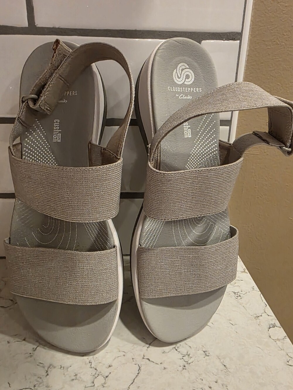 Clarks Cloudsteppers Women's Taupe Elastic Strap Sandals Size 7.5 Soft Cushion